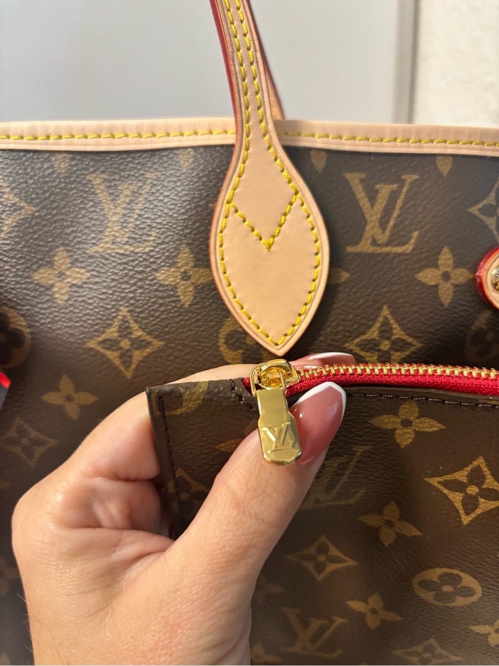 Louis Vuitton MM Monogram Neverfull with red interior - Picture 2 of 16